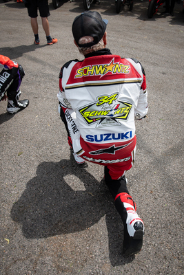 Publikumsliebling Kevin Schwantz fuhr seine alte Suzuki XR 84 RGV 500 von 1994 – Goodwood Festival of Speed 2023