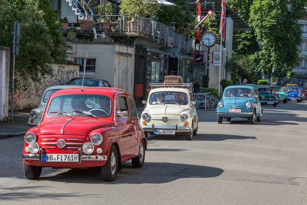 Pünktlich wird im Pulk losgefahren - Treffen der Fiat-600-Freunde 2023