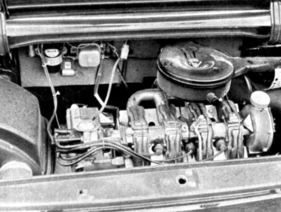 Quer zur Fahrtrichtung liegt der luftgekühlte Vierzylinder des NSU 1200 C (1969). An die Zündkerzen kommt man gut heran. Im durchsichtigen Plastikschlauch wird das Benzin von der Pumpe herangeführt.