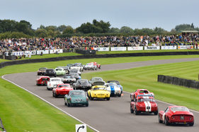 RAC TT Celebration Start, ganz unten rechts Charles Vögele im Ferrari 330 GTO - Royal Automobile Club TT Celebration (RAC TT) - Goodwood Revival 2015