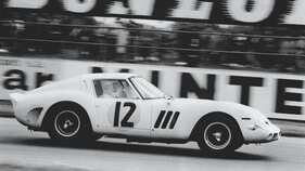 RAC Tourist Trophy 1963: In einem spannenden Rennen übernahm Mike Parkes die Führung, bevor er von Gaham Hill überholt wurde und 0.4 Sekunden hinter ihm über die Ziellinie schoss