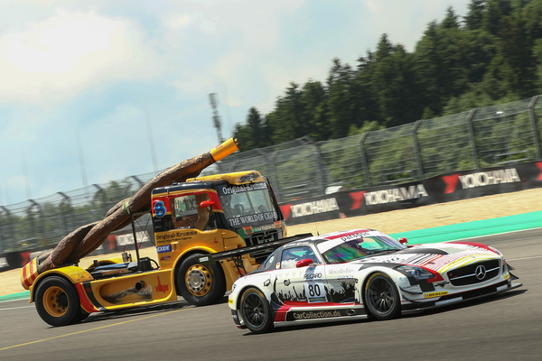 Racetruck (Egon Allgäuer) gegen Mercedes SLS AMG GT (Kenneth Heyer) als Showeinlage an der Historic Trophy Nürburgring 2016