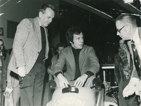 Racing meets Football - Star-Kicker Franz Beckenbauer mit Bergmann und Bilstein-Sportchef Hugo Emde (rechts) 1973 bei einer Sitzprobe im Formel-Super-V-Rennwagen Racing meets Football - Star-Kicker Franz Beckenbauer mit Bergmann und Bilstein-Sportchef Hugo Emde (rechts) 1973 bei einer Sitzprobe im Formel-Super-V-Rennwagen