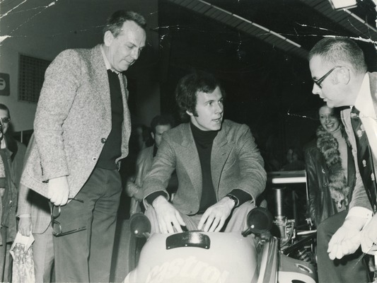 Racing meets Football - Star-Kicker Franz Beckenbauer mit Bergmann und Bilstein-Sportchef Hugo Emde (rechts) 1973 bei einer Sitzprobe im Formel-Super-V-Rennwagen