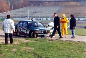 Rad ab - der damalige Mercedes-Rennschef Norbert Haug standet 1992 mit Radverlust im Motodrom Rad ab - der damalige Mercedes-Rennschef Norbert Haug standet 1992 mit Radverlust im Motodrom