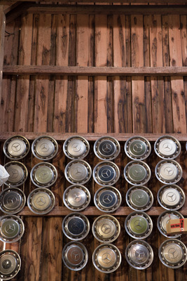 Raddeckel von verschiedenen Mercedes-Modellen - Einblicke in die Arbeit der Ponton-Manufaktur