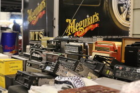 Radios für das Auto und das Picknick - Oldtimer- und Teilemarkt Fribourg 2019
