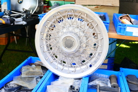 Radkappe im Speichenrad-Stil von General Motors – Bockhorner Oldtimermarkt 2025