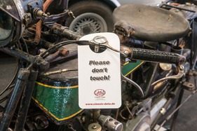 Rätselhafte Aufforderungen: "Please donanführungszeichent touch"? – Bremen Classic Motorshow 2024