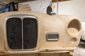 Rahmen sind eingepasst - Holzmodell eines Alvis TF 21, hergestellt von Werner Haas für die Sonderschau "Meisterwerke des Hermann Graber" im Pantheon Basel