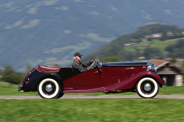 Bild: Railton Carbodies Tourer von 1936 - 8 Zylinder, 4168 ccm und 114 PS bei der flotten Abfahrt - British Car Meeting BCM in Mollis 2019
