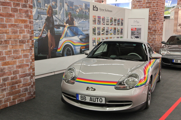 Rainer Buchmann ist wieder da, z.B. mit einem Porsche 996 mit charakteristischen Streifen - IAA Heritage by Motorworld 2019