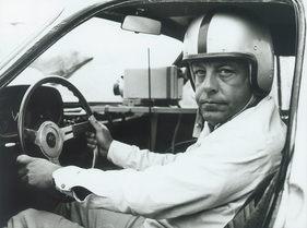 Rainer Günzler mit Helm im Cockpit des Porsche 904 GTS