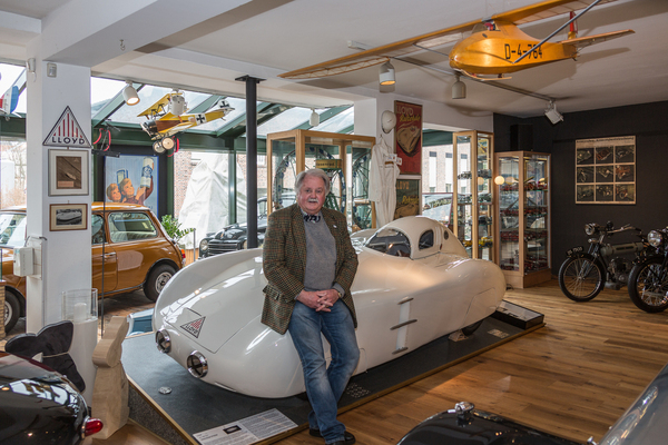 Rainer Klink vor seinem Lloyd in seinem Boxenstop-Museum in Tübingen