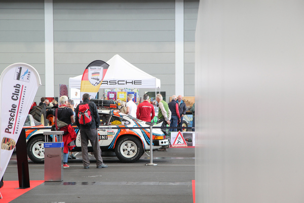 Rallye-Auto von Porsche zieht die Aufmerksamkeit auf sich - Motorworld Classics Bodensee 2022