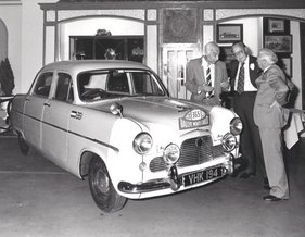 Rallye Monte Carlo 1953 - Gatsonides/Worledge gewinnen auf dem Ford Zephyr Six - mit Brille Prinz Bernhard der Niederlande
