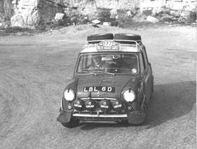 Rallye Monte Carlo 1967 - Aaltonen/Liddon siegen linksbremsend auf dem Mini