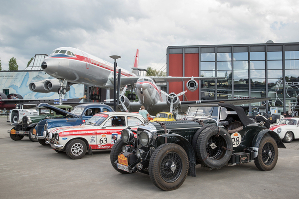 Rallye-Teilnahmer vor den Coronado - Ankunft in Luzern - Peking to Paris Motor Challenge 2025