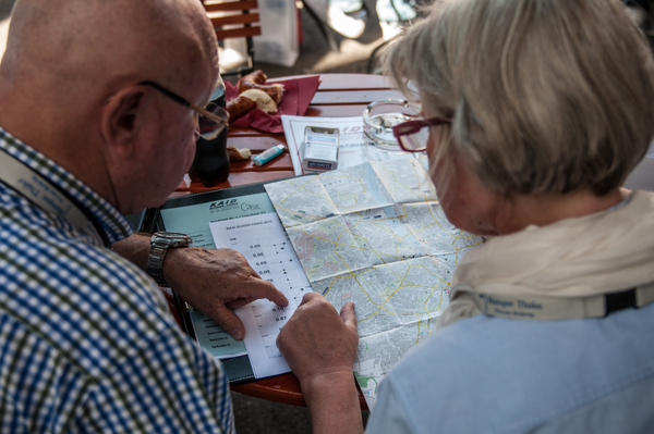 Rallye-Vorbereitung - man macht sich mit den Landkarten vertraut - RAID Suisse-Paris 2015