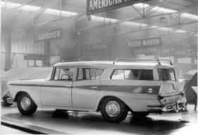 Rambler Cross Country - zusätzlich zum grossen Innenraum gibt es auch noch eine Kofferbrücke auf dem Dach - Genfer Autosmobilsalon 1959