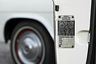 Stolz verweist das Typenschild auf die selbsttragende Karosserie. Der Farbcode 72A für Frost White beweist, dass die rot abgesetzten Partien erst später hinzu kamen.