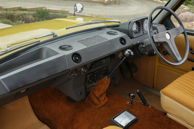 Range Rover (1970) - Interieur des frühen Luxusgeländewagens, aufgenommen im Jahr 2012
