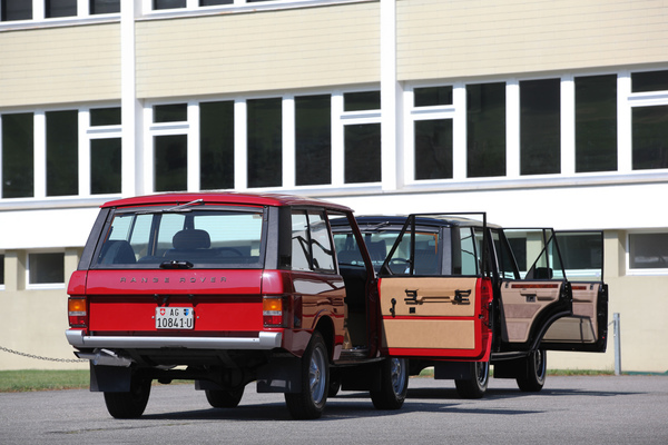 Range Rover (1974) und Range Rover SEi Vogue (1990) - erst ab den Achtzigerjahren gab es vier Türen