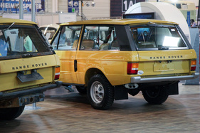 Range Rover (1976) - bereits wiedergeboren, neben einem noch unrestaurierten Exemplar (Techno Classica 2017)