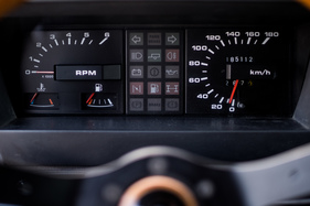 Range Rover 4 Door (1985) - Armaturenbrett der Kontinentalversion, nun mit Drehzahlmesser