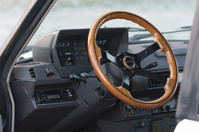 Range Rover 4 Door (1985) - Armaturenbrett mit Nachrüstlenkrad, das Radio ist immer noch auf Fahrerseite