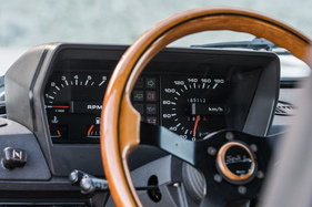 Range Rover 4 Door (1985) - übersichtliche Armaturen, gross sind Drehzahlmesser und Tachometer
