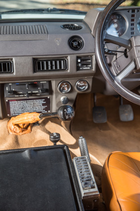 Range Rover 4 Door Monteverdi Design (1982) - Tony Iommi liess sich den Equalizer griffgünstig montieren