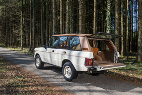 Range Rover 4 Door Monteverdi Design (1982) - Wandelbarkeit der Siebzigerjahre - Heckfenster und Kofferraumklappe geöffnet Range Rover 4 Door Monteverdi Design (1982) - Wandelbarkeit der Siebzigerjahre - Heckfenster und Kofferraumklappe geöffnet