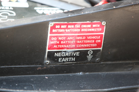 Range Rover 4 Door Monteverdi Design (1982) - Warnungen im Motorraum