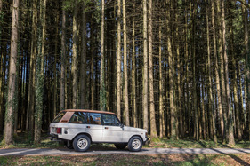 Range Rover 4 Door Monteverdi Design (1982) - das Dach ist mit braunem Vinyl überzogen, woraus sich eine Zweifarbigkeit ergibt
