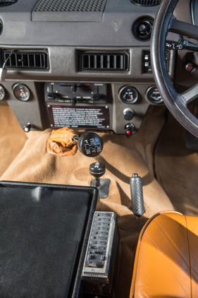 Range Rover 4 Door Monteverdi Design (1982) - griffgünstig positionierter "Graphic Equalizer"