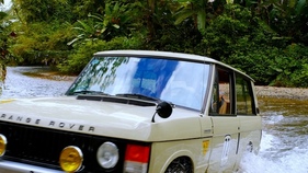 Range Rover 72 bei einer Wasserdurchfahrt Range Rover 72 bei einer Wasserdurchfahrt