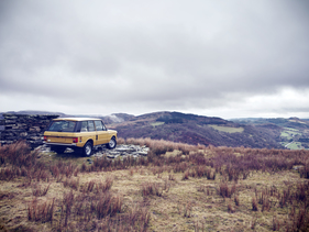 Range Rover "Classic" (1978) - komplett neu aufgebaut im Werk ("reborn"), fotografiert in Wales