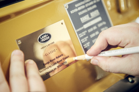 Bild Range Rover "Classic" (1978) - komplett neu aufgebaut im Werk ("reborn"), geadelt durch diese Plakette