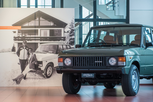 Bild Range Rover Monteverdi (1981) - rare frühe viertürige Variante, dahinter Niki und Marlene Lauda