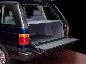 Range Rover P38 (1995) – Auch der P38 erhielt die beliebte, zweiteilige Heckklappe – perfekt für die Teepause!