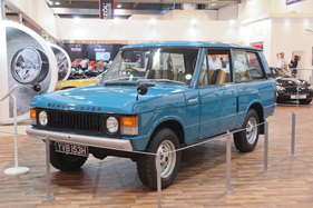 Range Rover V8 (1969) - Vorserienmodell in "Tuscan Blue", das für die Produktion des Verkaufsprospekts unbedingt in Blau benötigt wurde - Techno Classica 2015