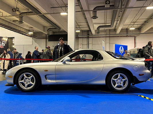 Rares Live-Erlebnis für Videospiel-Jünger und frische Klassiker-Fans: Mazda RX-7 der dritten Generation, präsentiert von Lukas Hambrecht (dahinter), stellvertretender Chefredakteur der Oldtimer Markt.