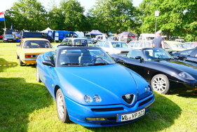 Raritäten-Kabinett: Alfa Romeo Spider der Baureihe 916 in einem sehr seltenen Blau neben einem schwarzen Fiat Barchetta – Bockhorner Oldtimermarkt 2025