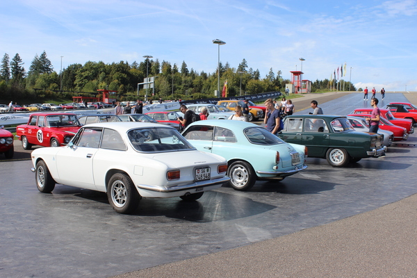 Raritäten durften im Infield parkieren – Passione Alfa Romeo Hinwil 2018