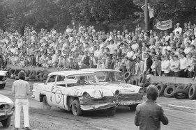 Rasender Opel Rekord P2 am Stock Car Rennen in Bonn anfangs 70er Jahre Rasender Opel Rekord P2 am Stock Car Rennen in Bonn anfangs 70er Jahre