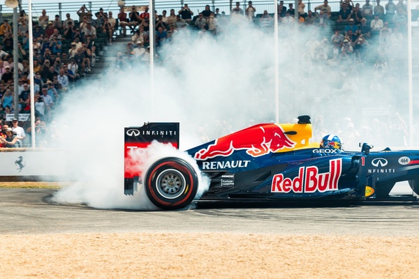 Rauchende Reifen gehören zum Programm - Goodwood Festival of Speed 2025