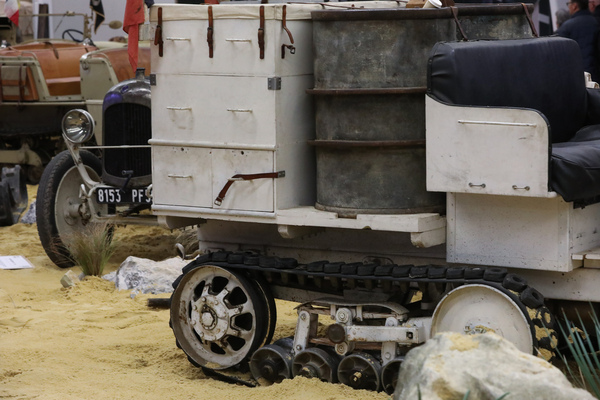 Raupenfahrzeuge in der Kégresse-Sonderschau – Rétromobile Paris 2025