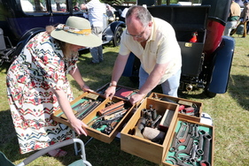 Rebecca und Rowan Moss breiten zum Concours ihr gesammeltes Werkzeug aus, denn auch das mögen die Juroren!