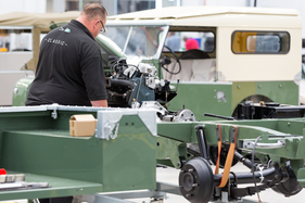 "Reborn"-Arbeiten an Land Rover und Range Rover im neuen Gebäude